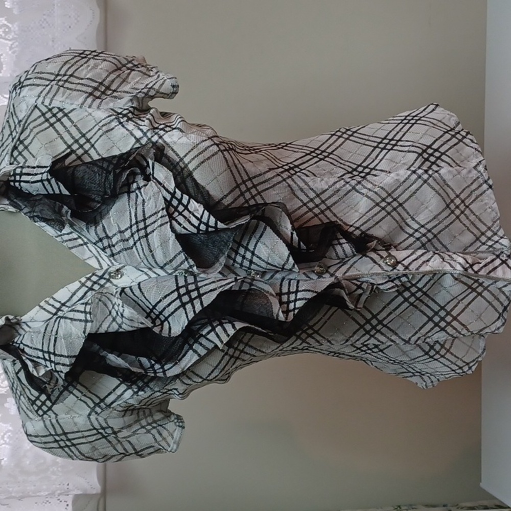 Black and white ruffle blouse 👚 Size S